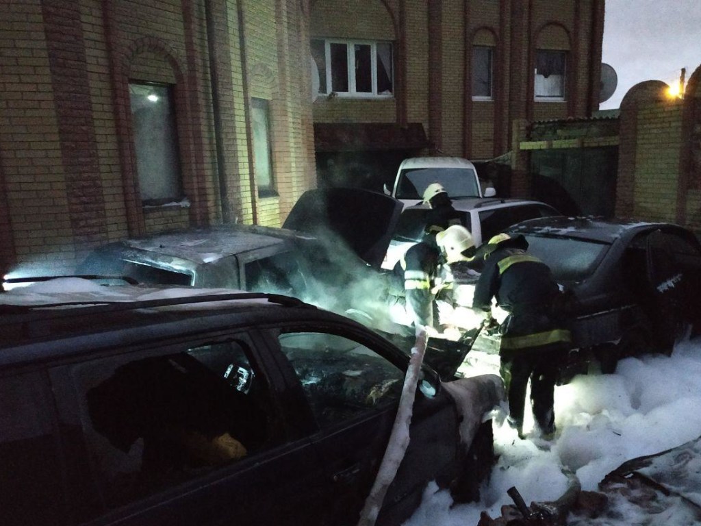В Харькове во дворе частного дома сгорели сразу три иномарки (ФОТО)