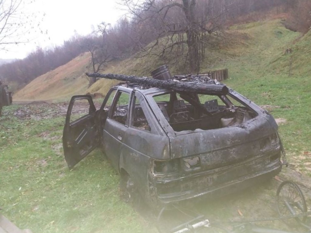 На Закарпатье в гараже дотла сгорел автомобиль (ФОТО)