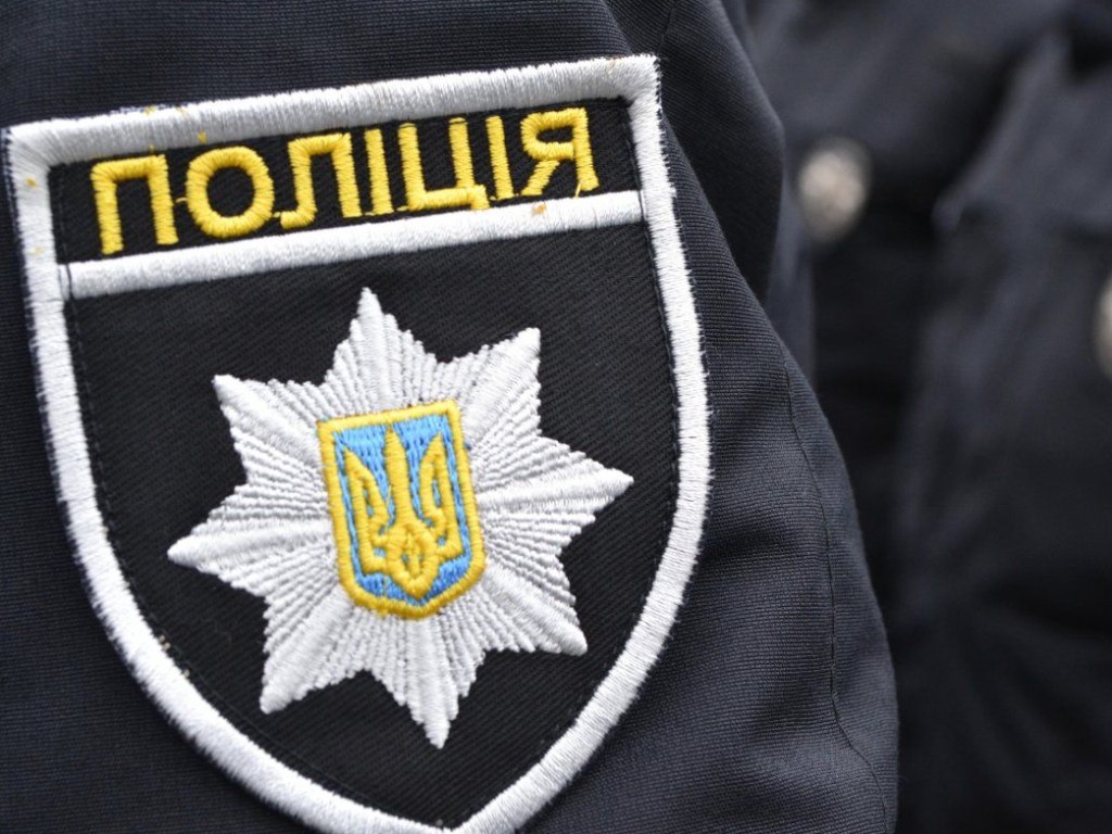 В Харькове нечистый на руку полицейский избил человека и отобрал у него сумку с ценными вещами