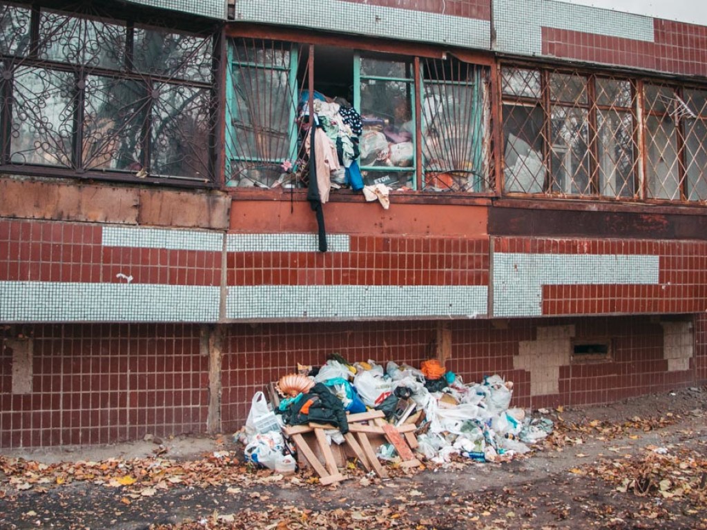 Жительница Днепра забила мусором квартиру: для эвакуации трупа пришлось прокладывать «тоннель» (ФОТО)