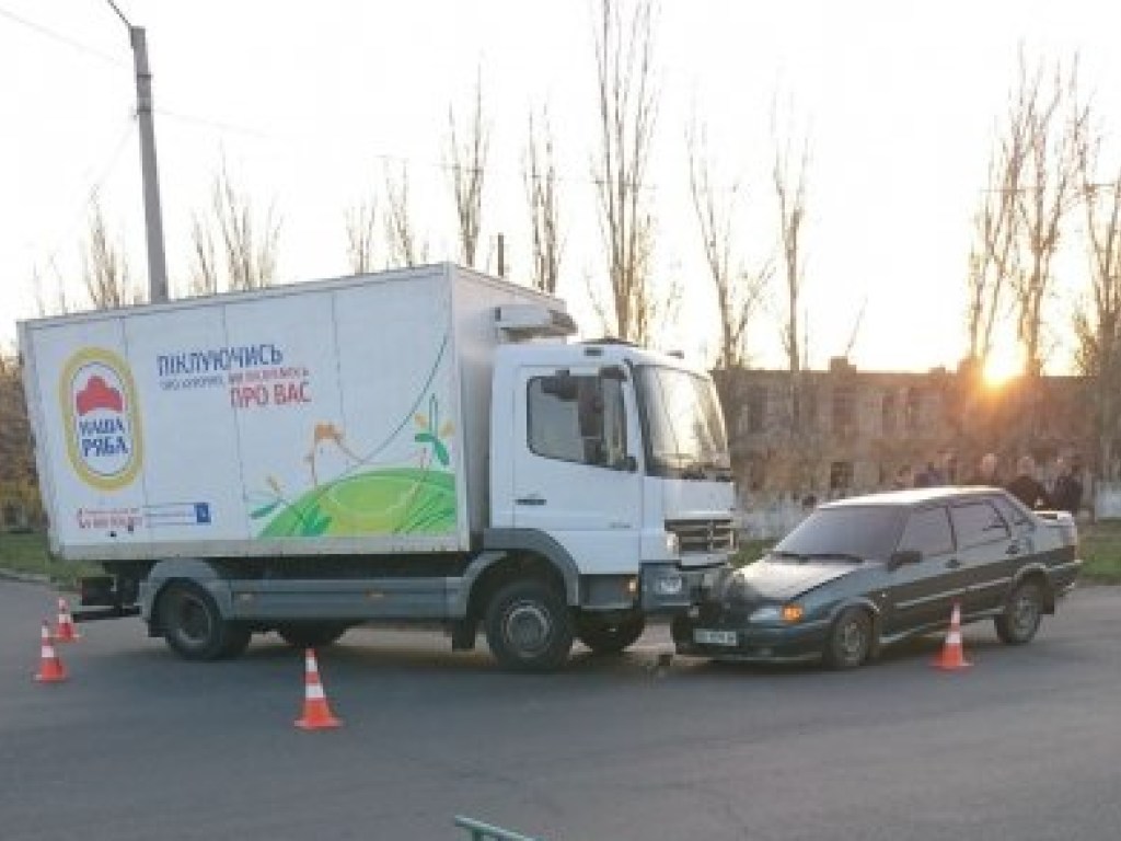 В Николаеве столкнулись легковушка и грузовой фургон (ФОТО)
