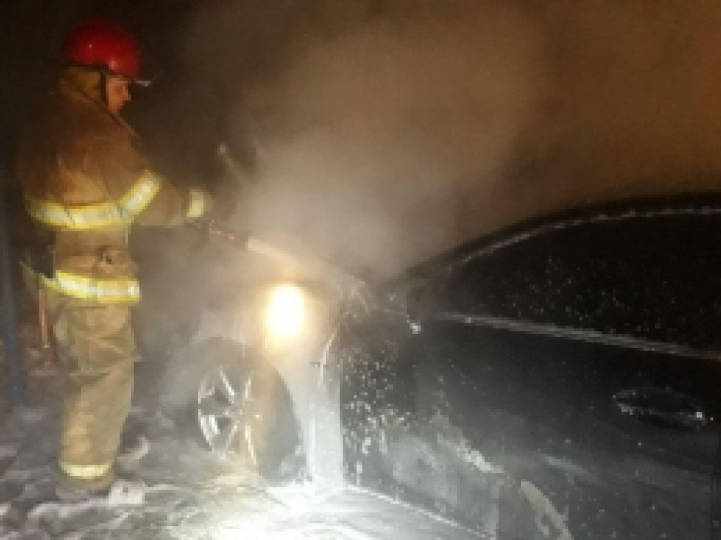 Ночью в центре Мелитополя горел Lexus (ФОТО)