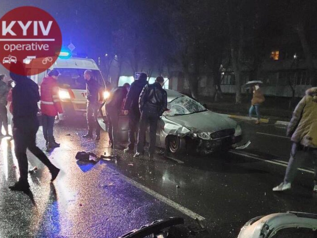 Страшная авария под Киевом: водитель Daewoo на полной скорости врезался в грузовик (ФОТО)