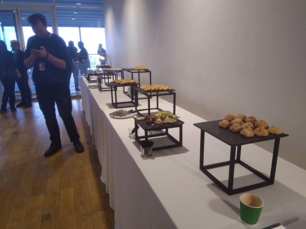 Печенье и кофе: чем угощают гостей на съезде «Слуги народа» (ФОТО)