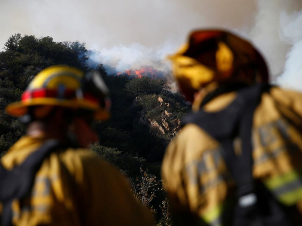 В Голливуде продолжаются пожары в элитных районах: эвакуировали студию Warner Bros