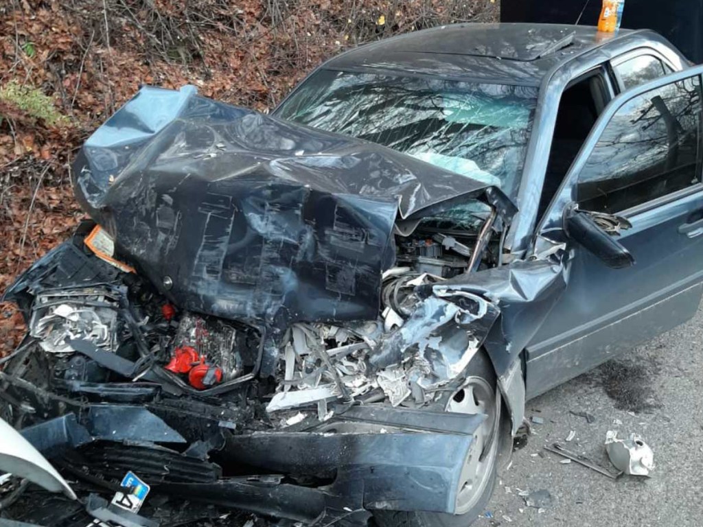 В Закарпатской области столкнулись Renault и Mercedes: пострадала женщина-полицейский (ФОТО)