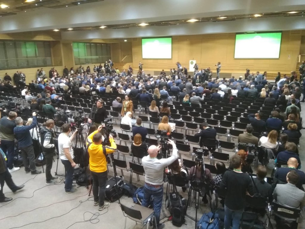 Начался съезд «Слуги народа»: Зал полный, мероприятие ведет Корниенко (ФОТО)