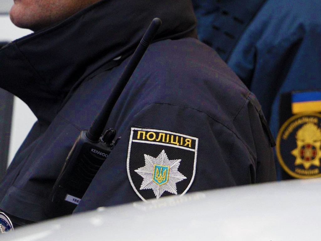 В Харькове сотрудник полиции со своим другом избили и обокрали прохожего &#8212; СМИ