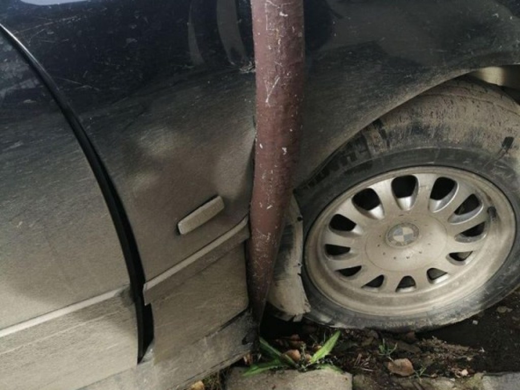 В Ужгороде BMW врезался в 4 припаркованных автомобиля (ФОТО)