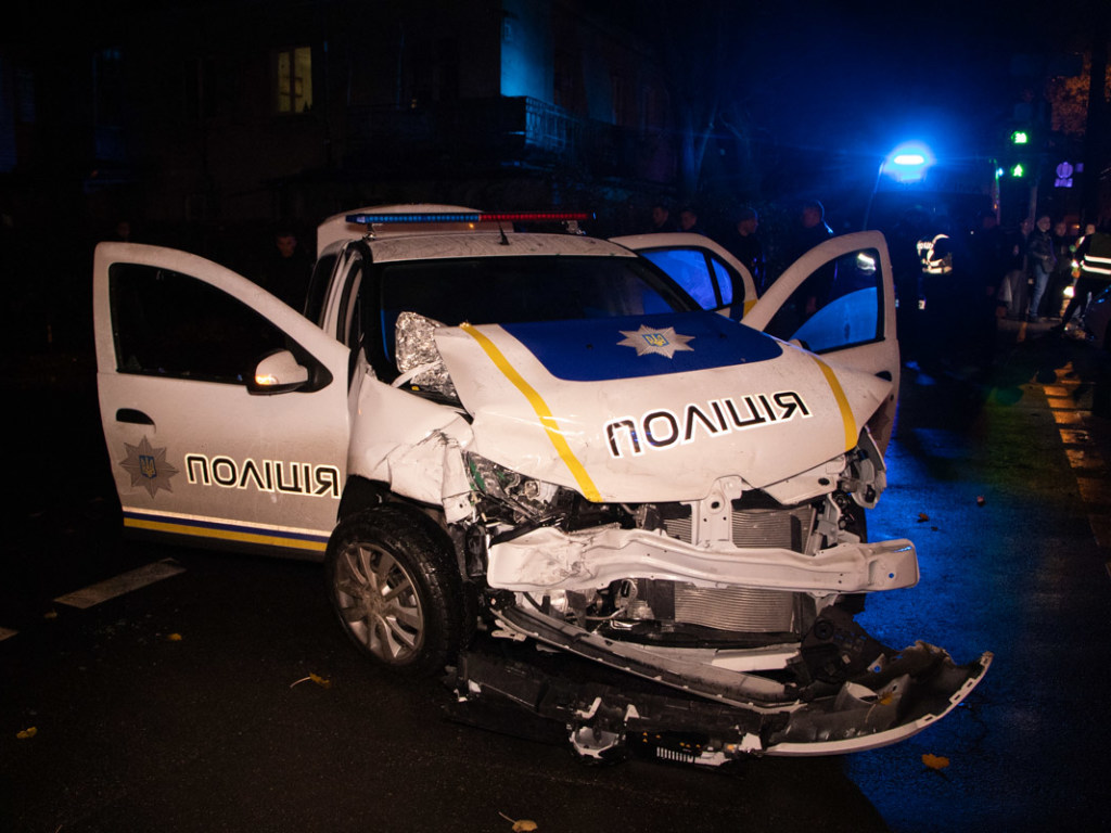 В Киеве авто копов протаранило Audi с ребенком: пострадали четыре человека (ФОТО, ВИДЕО)
