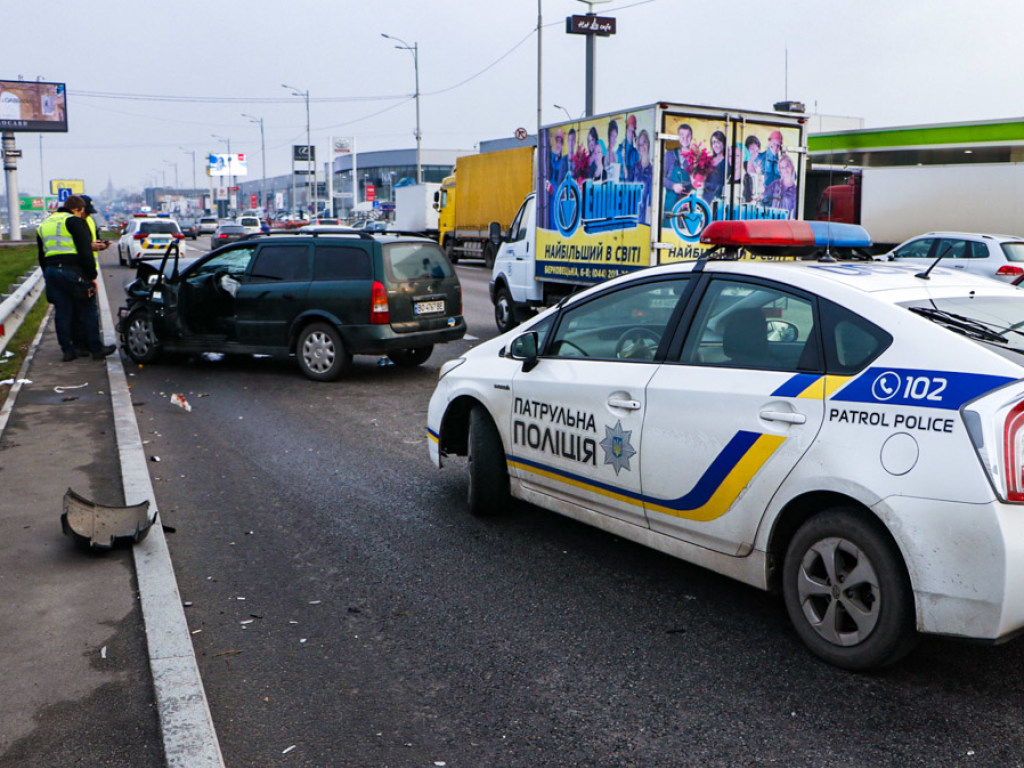 Пьяный водитель Opel с поддельными документами влетел в Renault в Киеве: двое пострадавших (ФОТО, ВИДЕО)
