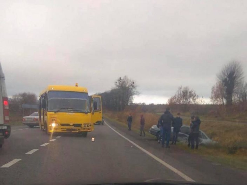 На трассе Львов-Тернополь произошло ДТП со школьным автобусом и иномаркой (ФОТО)