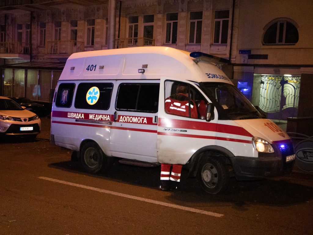 В центре Киева парень под «кайфом» покусал друга и выпрыгнул с третьего этажа (ФОТО, ВИДЕО)