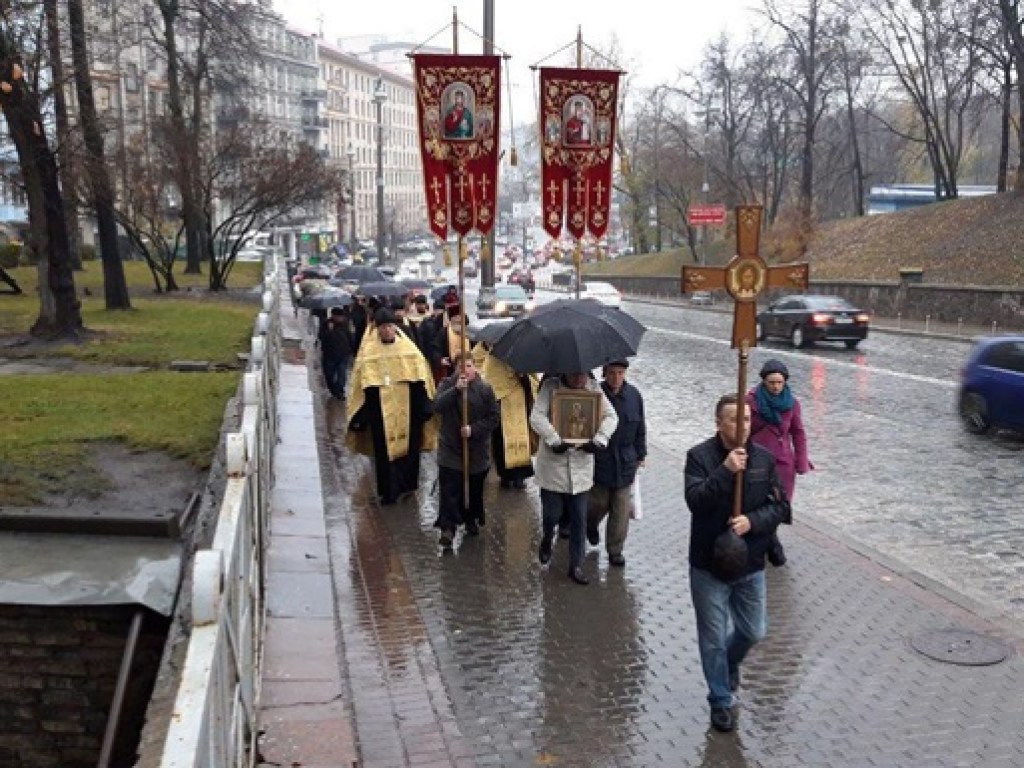 УПЦ КП начал крестный ход в Киеве в знак непризнания своей ликвидации (ФОТО)