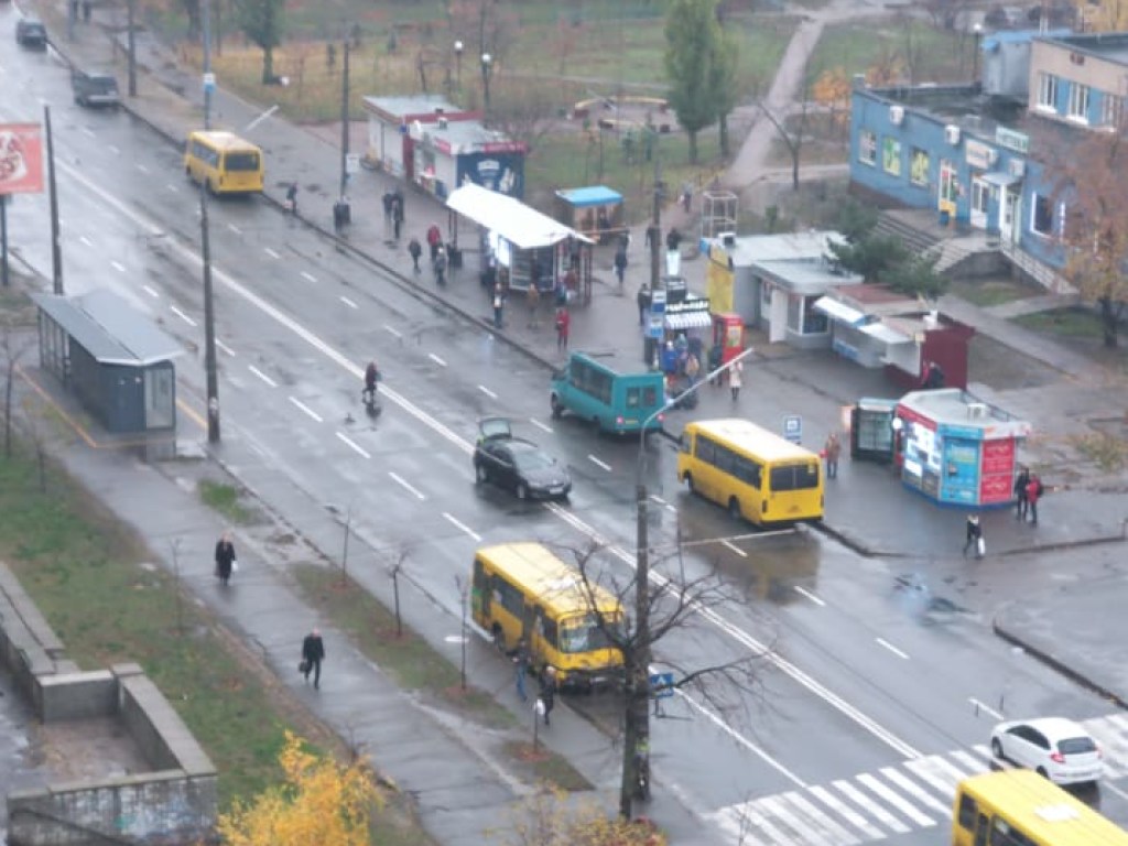 На Оболони в Киеве Skoda сбила мужчину с папкой: пешеход встал после удара и помахал рукой водителю (ФОТО)