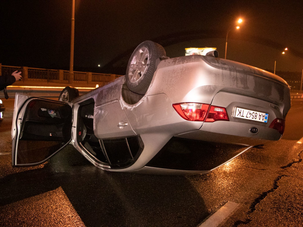 У Гаванского моста в Киеве Кia после серии столкновений перевернулся на дороге (ФОТО, ВИДЕО)