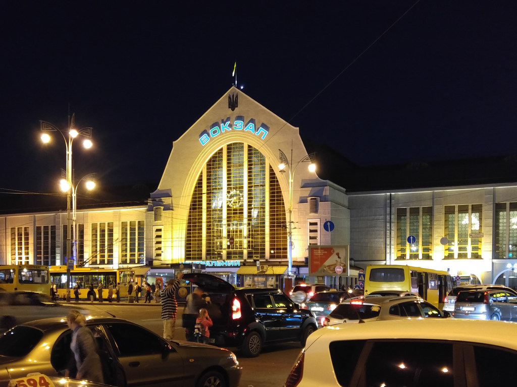 На центральном вокзале в Киеве мужчина забрался на колонну и поднял на уши полицию (ВИДЕО)