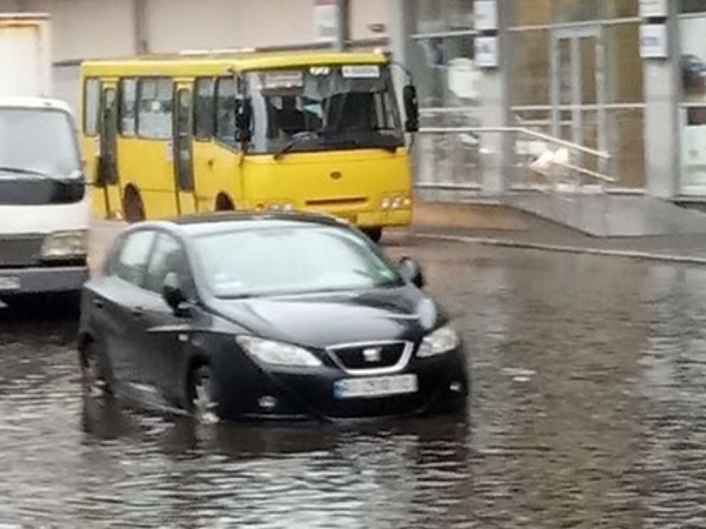 Дождь в Киеве: непогода превратила улицы столицы в грязевые потоки (ВИДЕО)