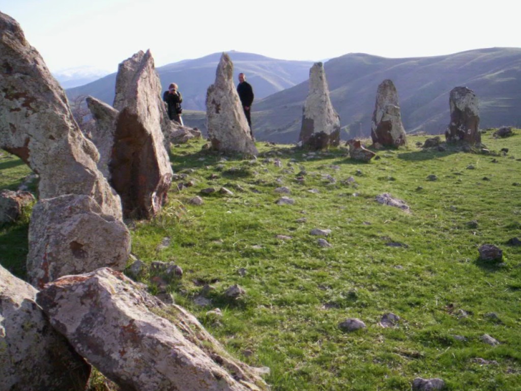 Старше Стоунхенджа на 2500 лет: Ученые бьются над тайной 200 каменных колонн (ФОТО)