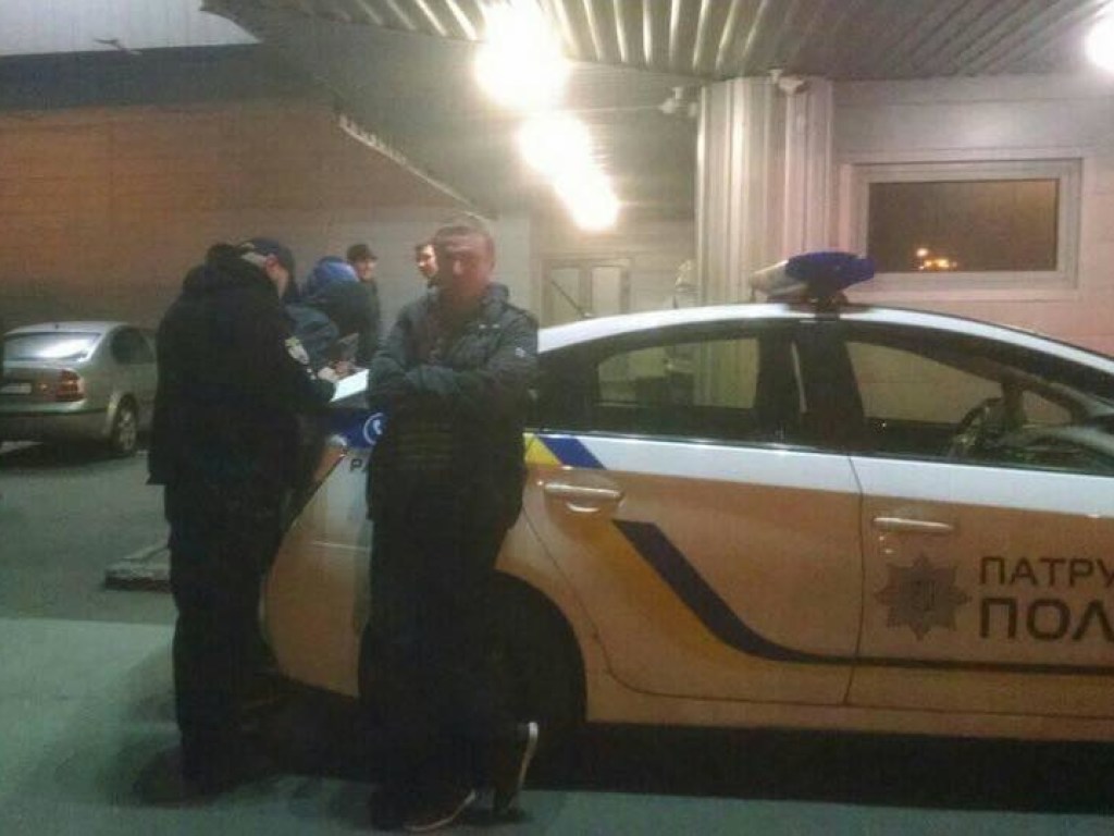 У столичного ТРЦ прохожие задержали пьяного водителя с пистолетом: дебошира передали в руки полиции (ФОТО)