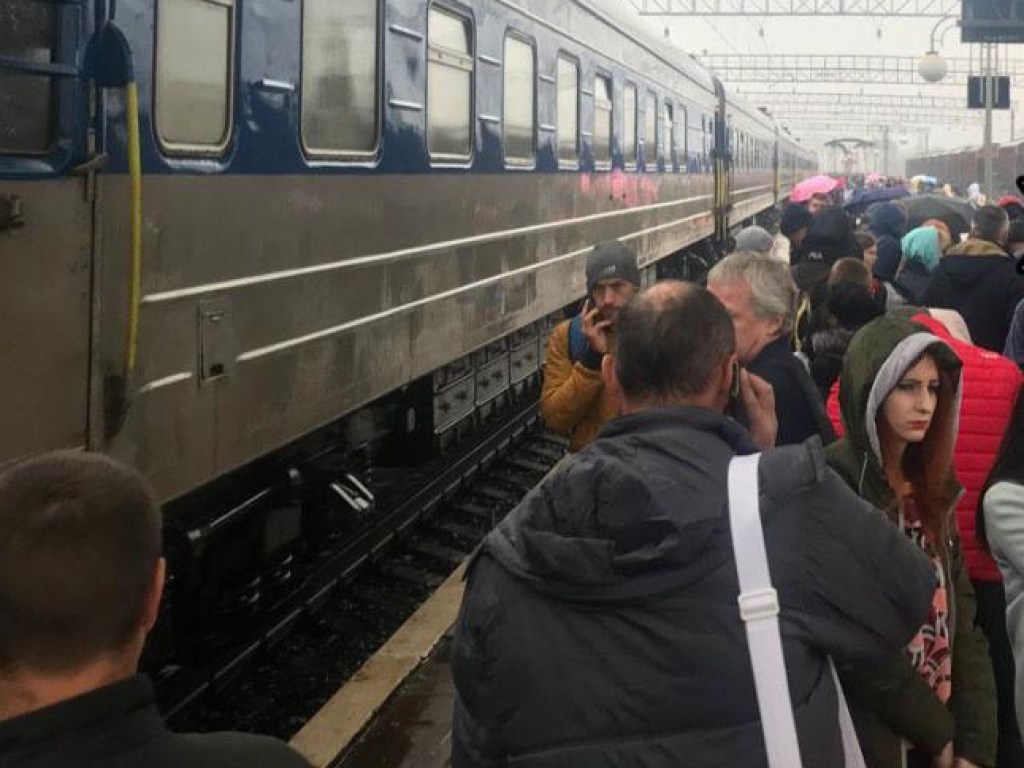 Неизвестный сообщил о минировании поезда «Харьков-Киев»: 500 пассажиров эвакуировали