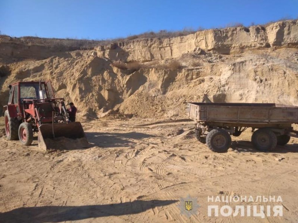 Житель Одесской области за незаконную добычу песка полицейские лишился трактора (ФОТО)