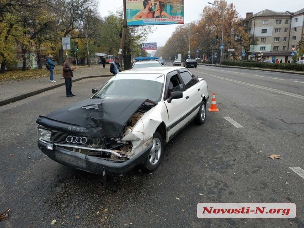 В Николаеве Audi не поделил дорогу с микроавтобусом Fiat: у «немца» серьезные повреждения (ФОТО)