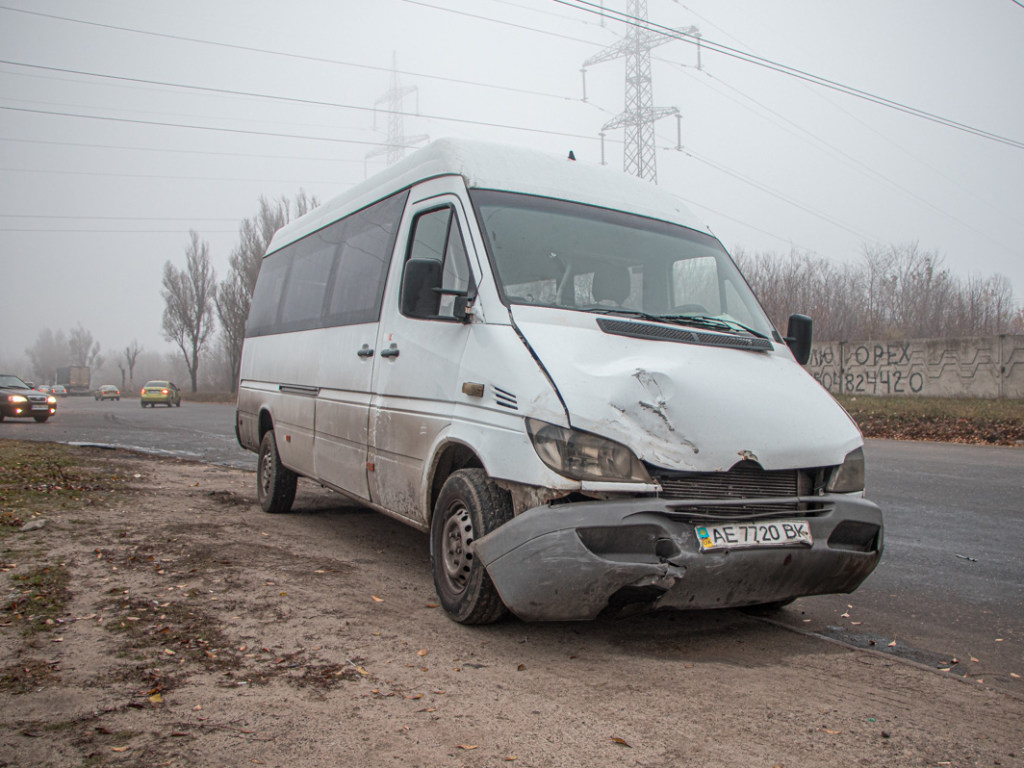 На неосвещенном перекрестке в Днепре столкнулись ВАЗ и микроавтобус Mercedes (ФОТО)