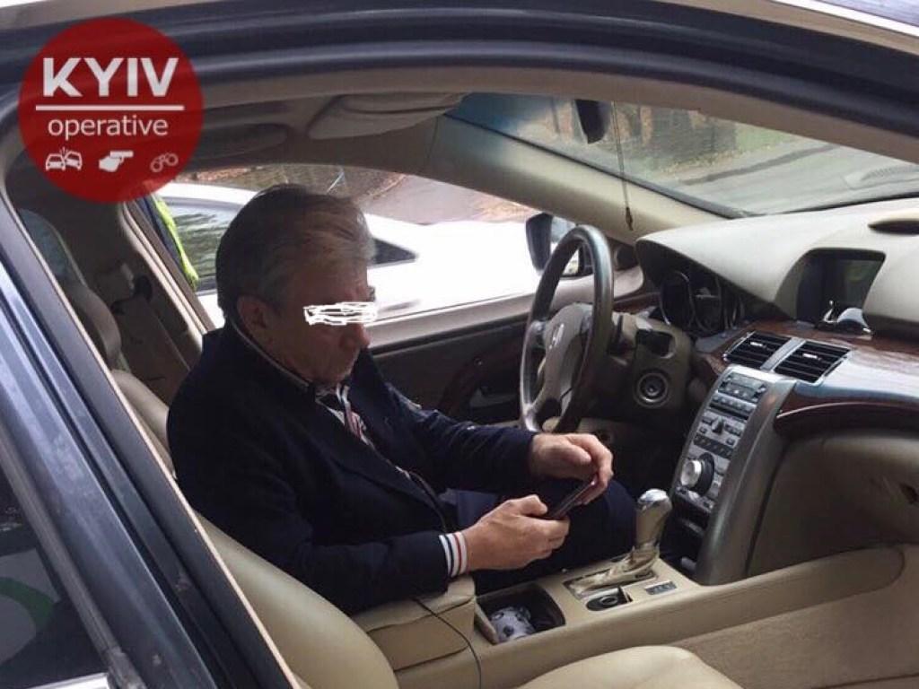 На Сырце в Киеве пьяный в хлам дипломат сел за руль и попался в руки полиции (ФОТО)