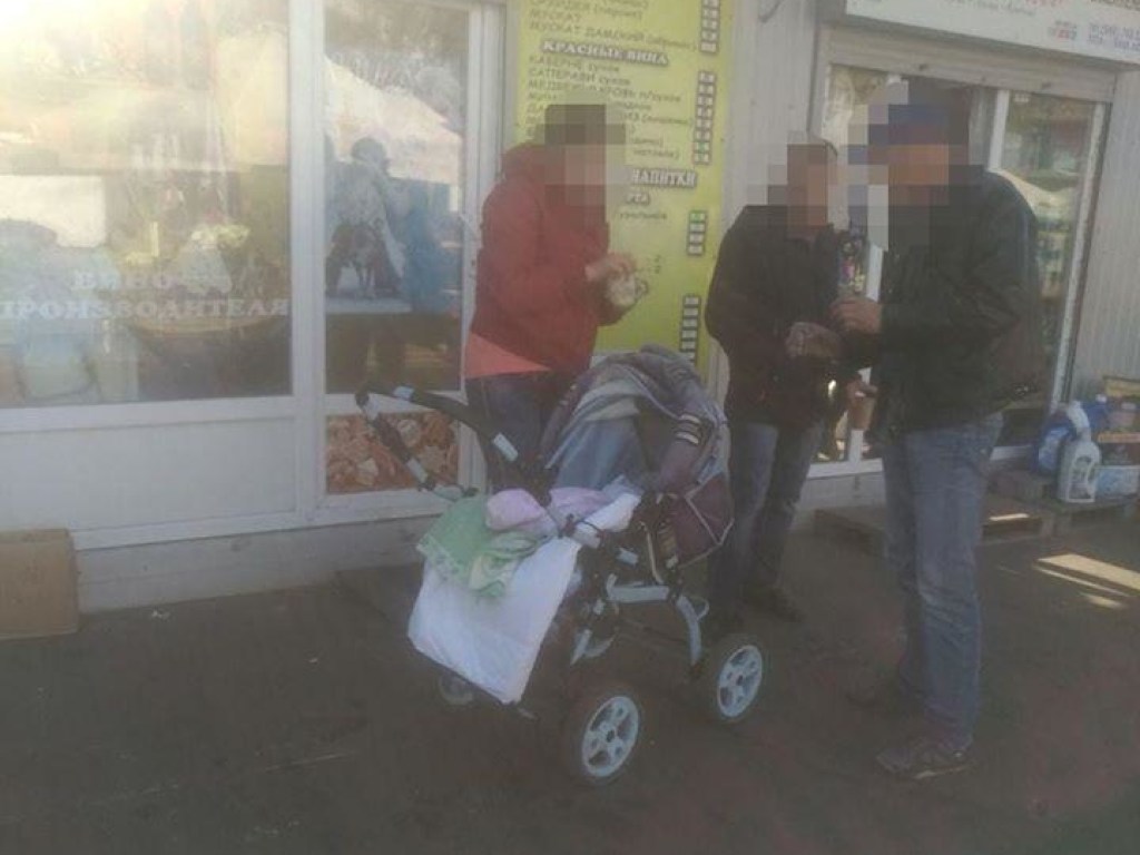 У одесского рынка обнаружили пьяную горе-мать с годовалым сыном (ФОТО)