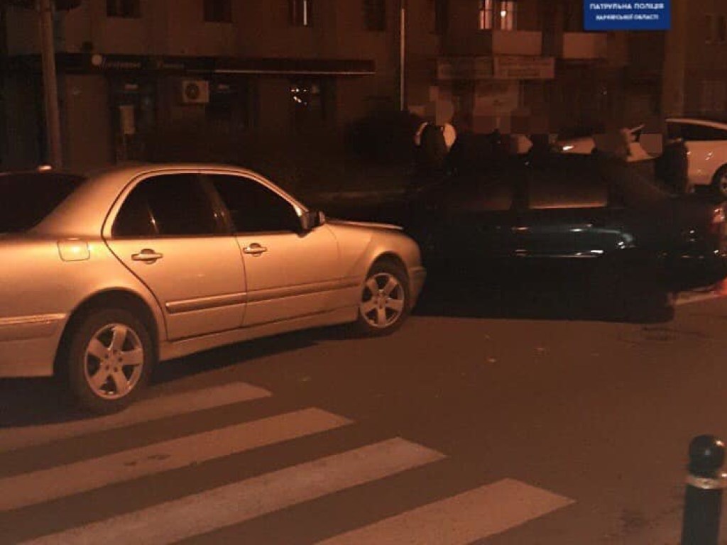Пьяный водитель Mercedes протаранил сразу три авто в Харькове (ФОТО)