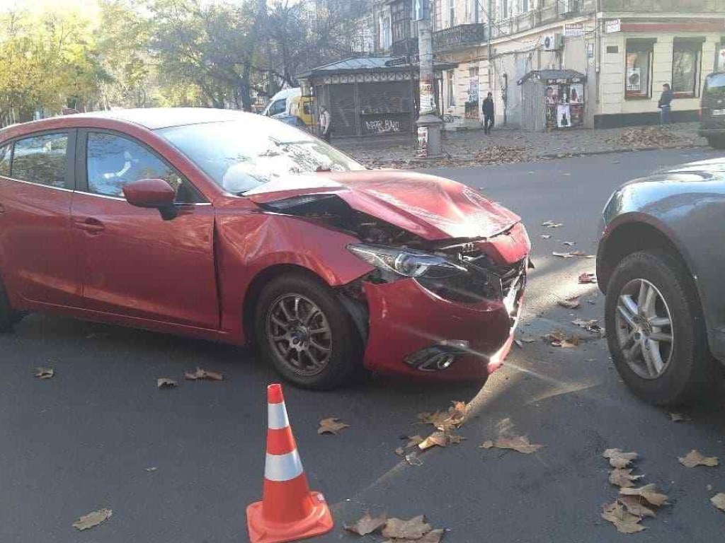 ДТП в центре Одессы: столкнулись сразу три автомобиля (ФОТО)