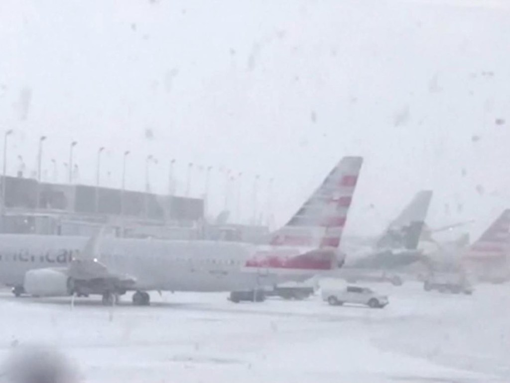 В Чикаго из-за сильнейшего снегопада отменили 1200 авиарейсов (ВИДЕО)
