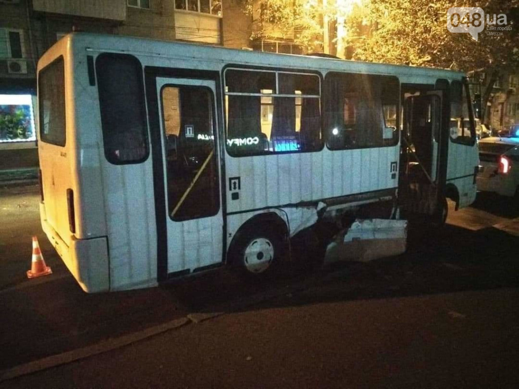 В Одессе столкнулись Renault и маршрутка: от автобуса отвалилась часть внешней обшивки (ФОТО)