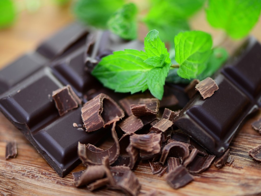 Диетолог: натуральный черный шоколад и миндальные орехи помогут контролировать аппетит и избежать переедания