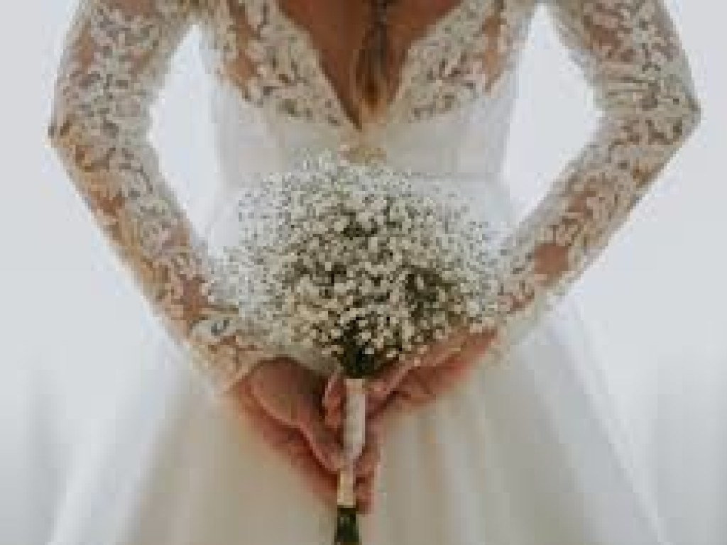 Невеста «засветила» подгузник под свадебным платьем и шокировала Сеть (ФОТО)