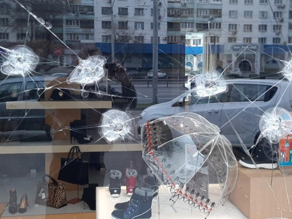 У станции метро КПИ в Киеве обстреляли обувной магазин (ФОТО)
