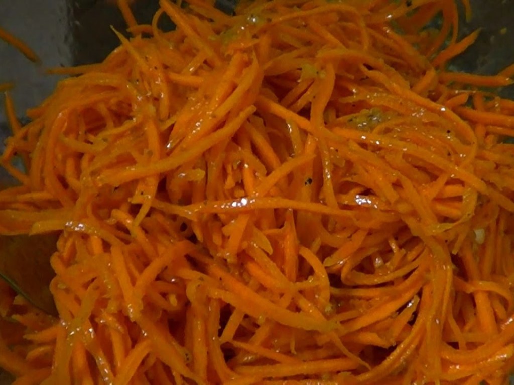 Эксперты перечислили противопоказания к употреблению моркови по-корейски