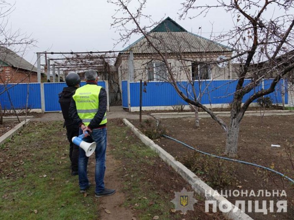 В Донецкой области мужчина ударил сапкой полицейского: на место прибыли бойцы КОРДа (ФОТО)