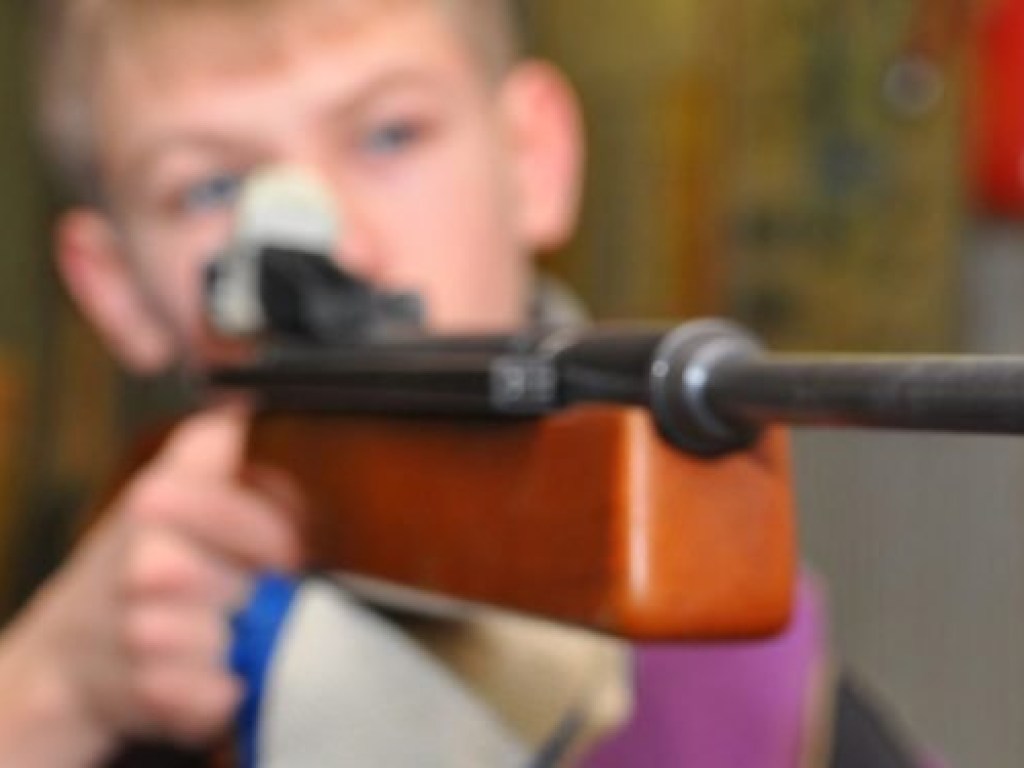 В николаевском тире мальчик подстрелил о школьника