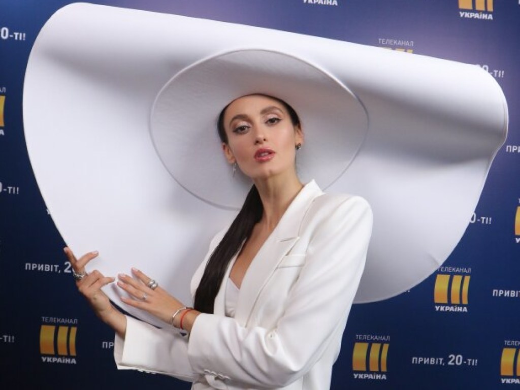 Alina Pash удивила гигантской белой шляпой для телешоу (ФОТО)