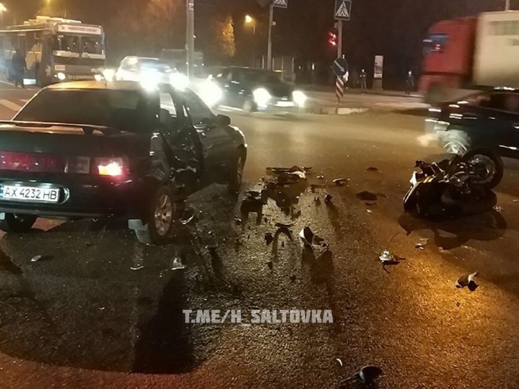 В Харькове мотоциклист врезался в легковушку: мужчина попал в больницу (ФОТО)