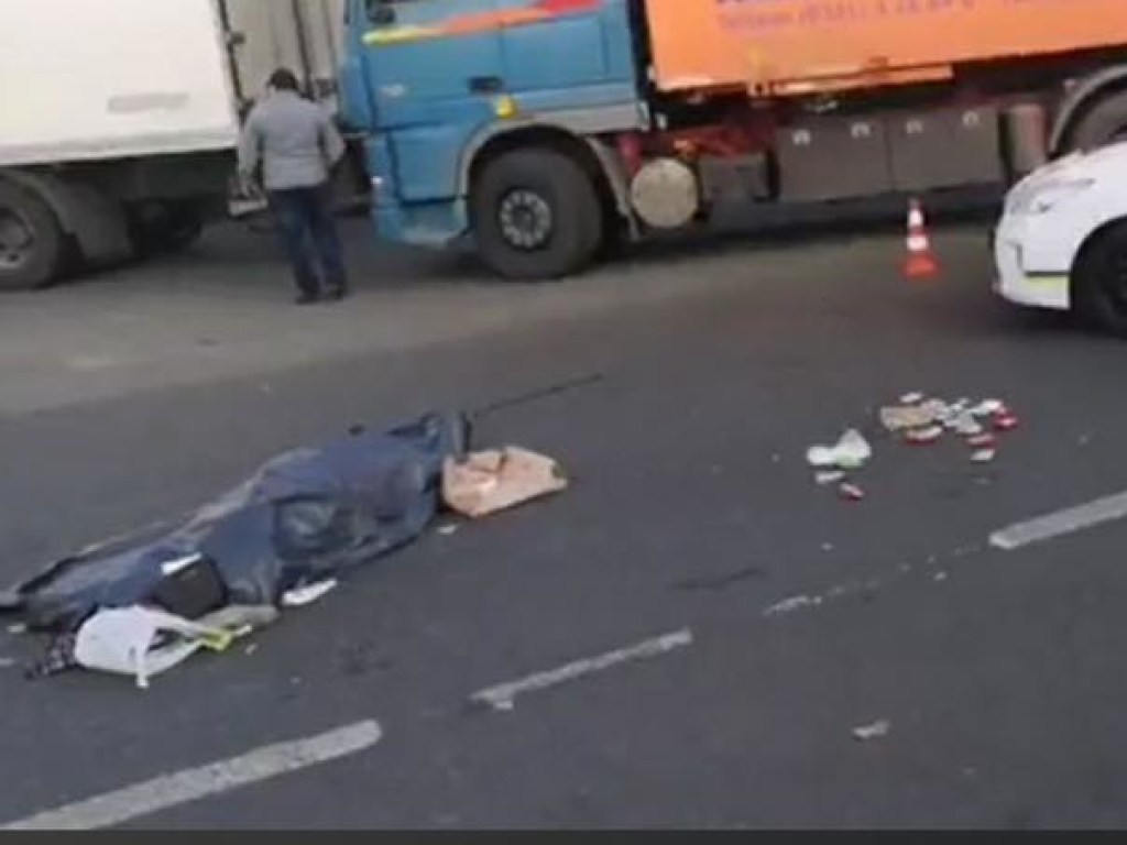 Смертельное ДТП в Киеве: грузовик сбил женщину (ФОТО, ВИДЕО)