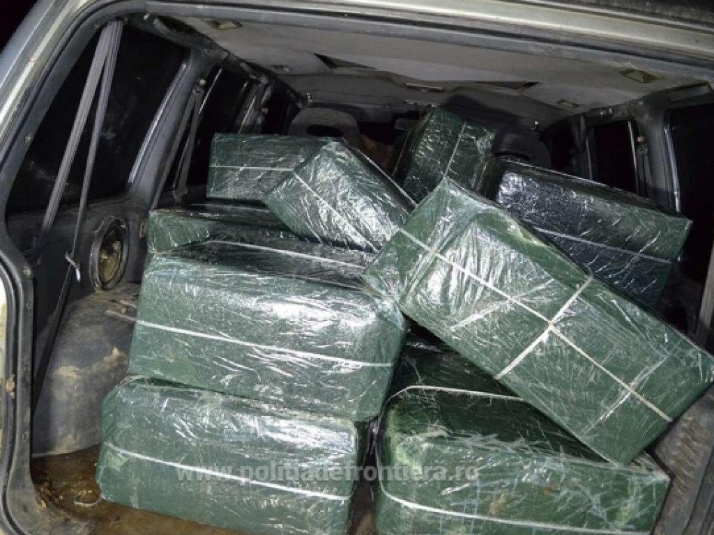 Румынские контрабандисты попались на перевозке 14,5 тысяч пачек сигарет из Украины (ФОТО)