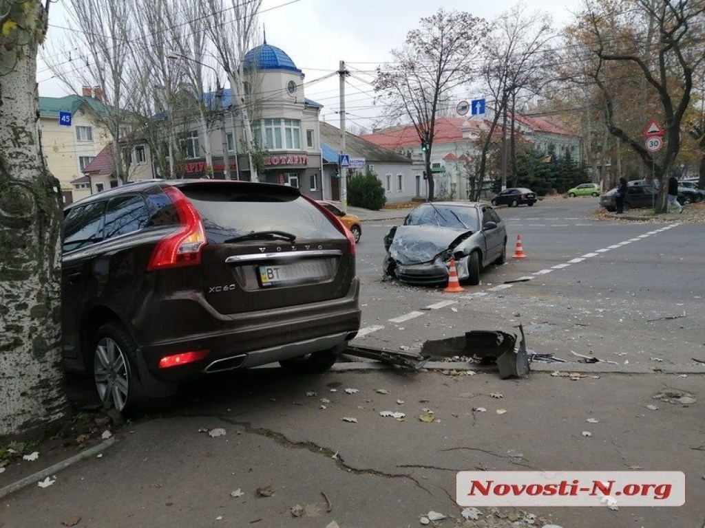 В Николаеве автоледи на Volvo грубо нарушила ПДД и влетела в дерево от удара Honda (ФОТО)