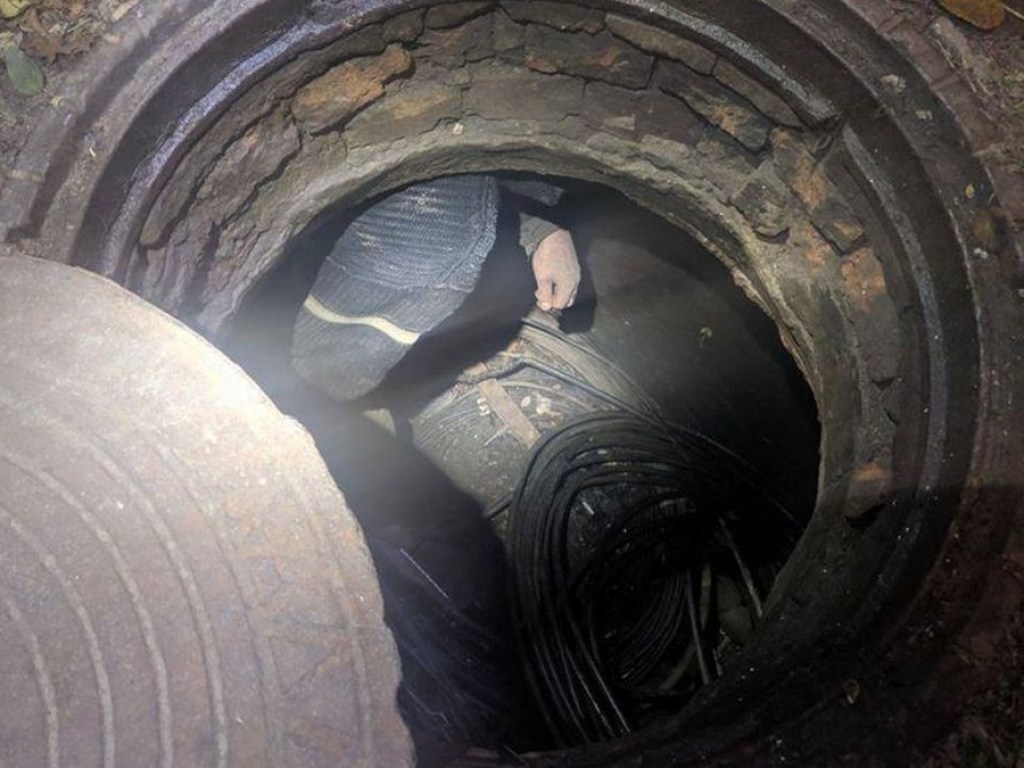 В Днепре расхититель кабеля укрылся в канализационном люке (ФОТО)