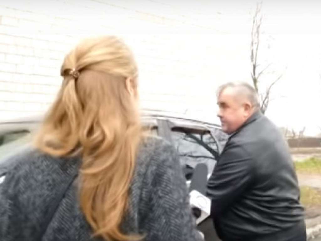 Под Киевом глава сельсовета протащил на капоте своей иномарки «докучливых» журналистов (ВИДЕО)