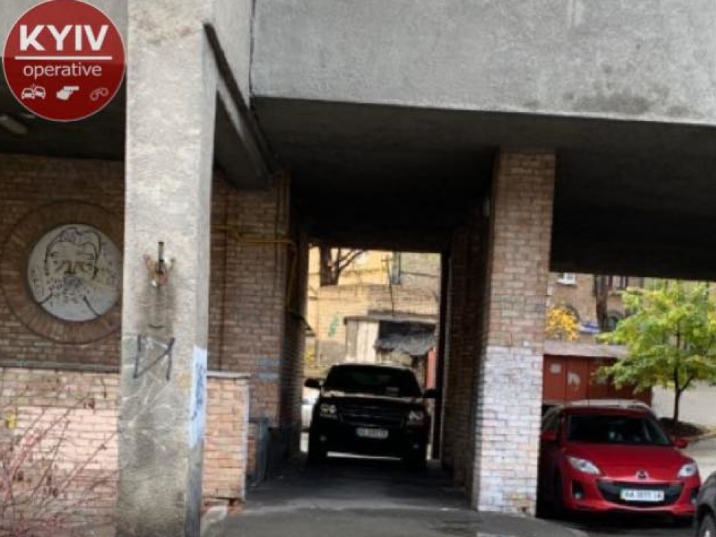 «Он через багажник выходит?»: пользователи Сети высмеяли киевского «героя парковки» (ФОТО)