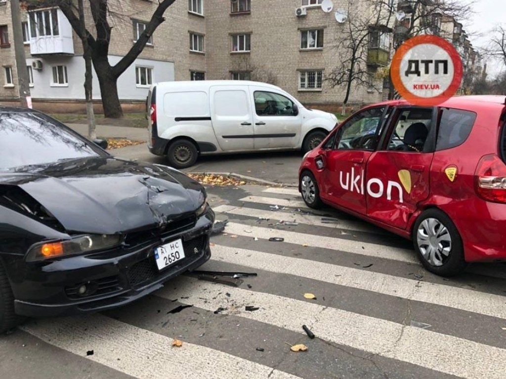 На Старой Даринце в Киеве на перекрестке повреждения получили Honda, Mitsubishi и Lexus (ФОТО)