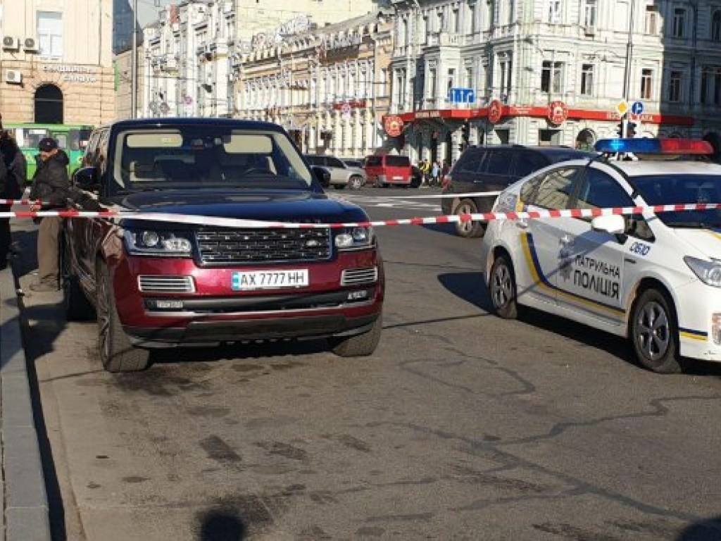 В центре Харькова полиция перегородила лентами улицу из-за поддельных номеров на Range Rover (ФОТО)